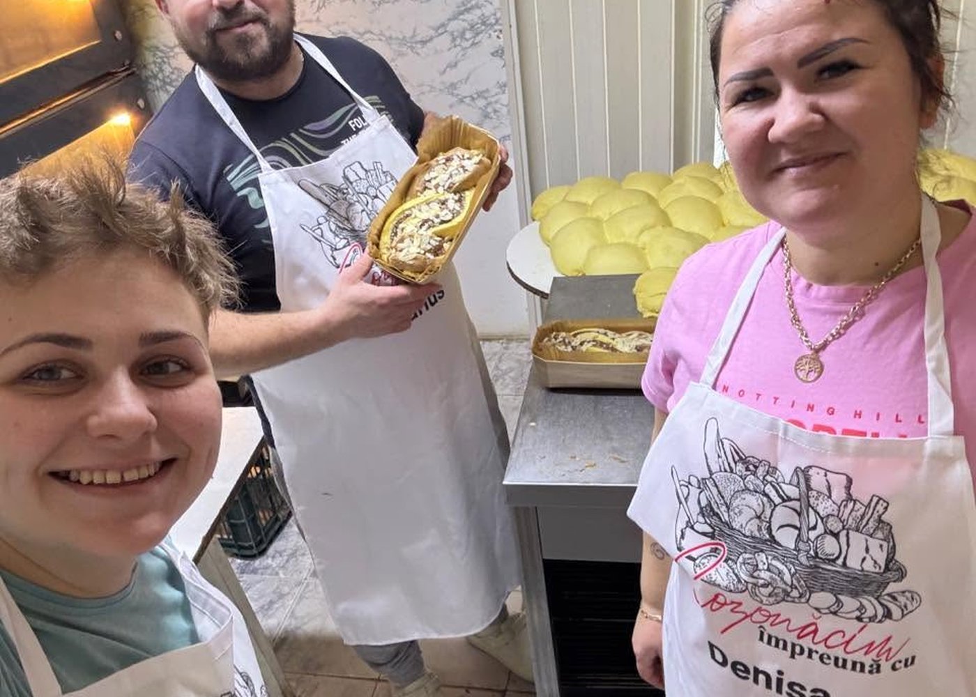 Marius, Denisa și fiul lor în atelierul de patiserie, cu un cozonac proaspăt scos din cuptor