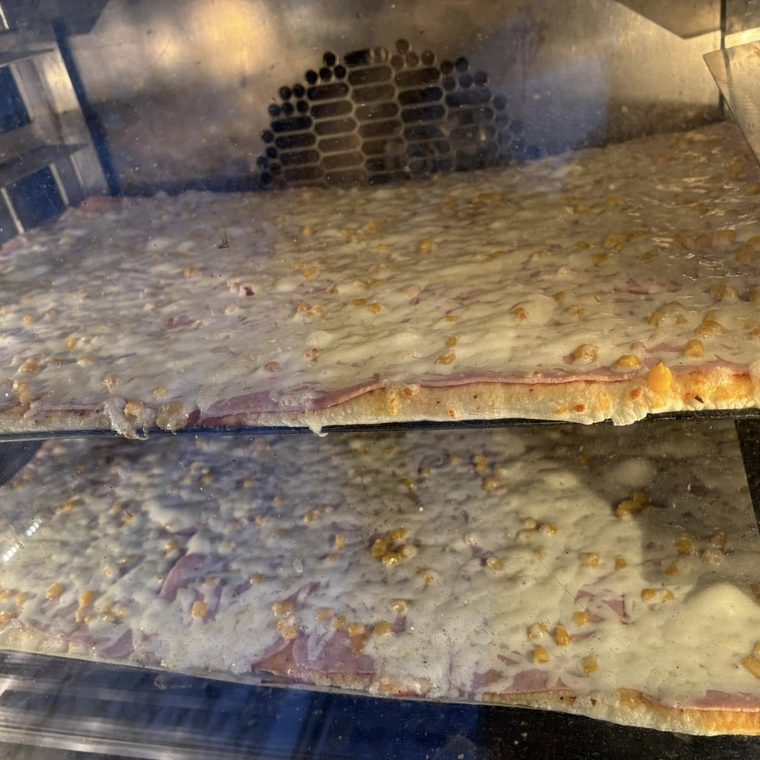 Pizza de tavă, tăiată felii